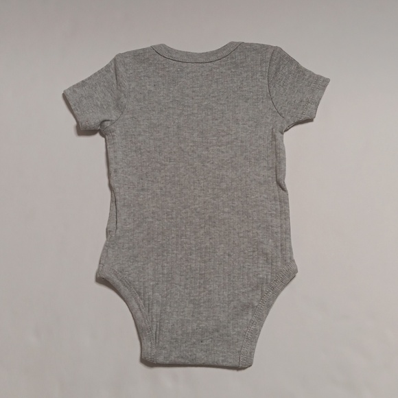 3 Short Sleeve Bodysuits - Picture 6 of 17